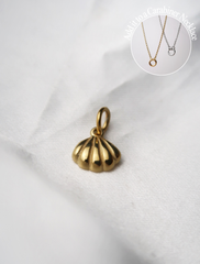 The Fanned Shell Charm