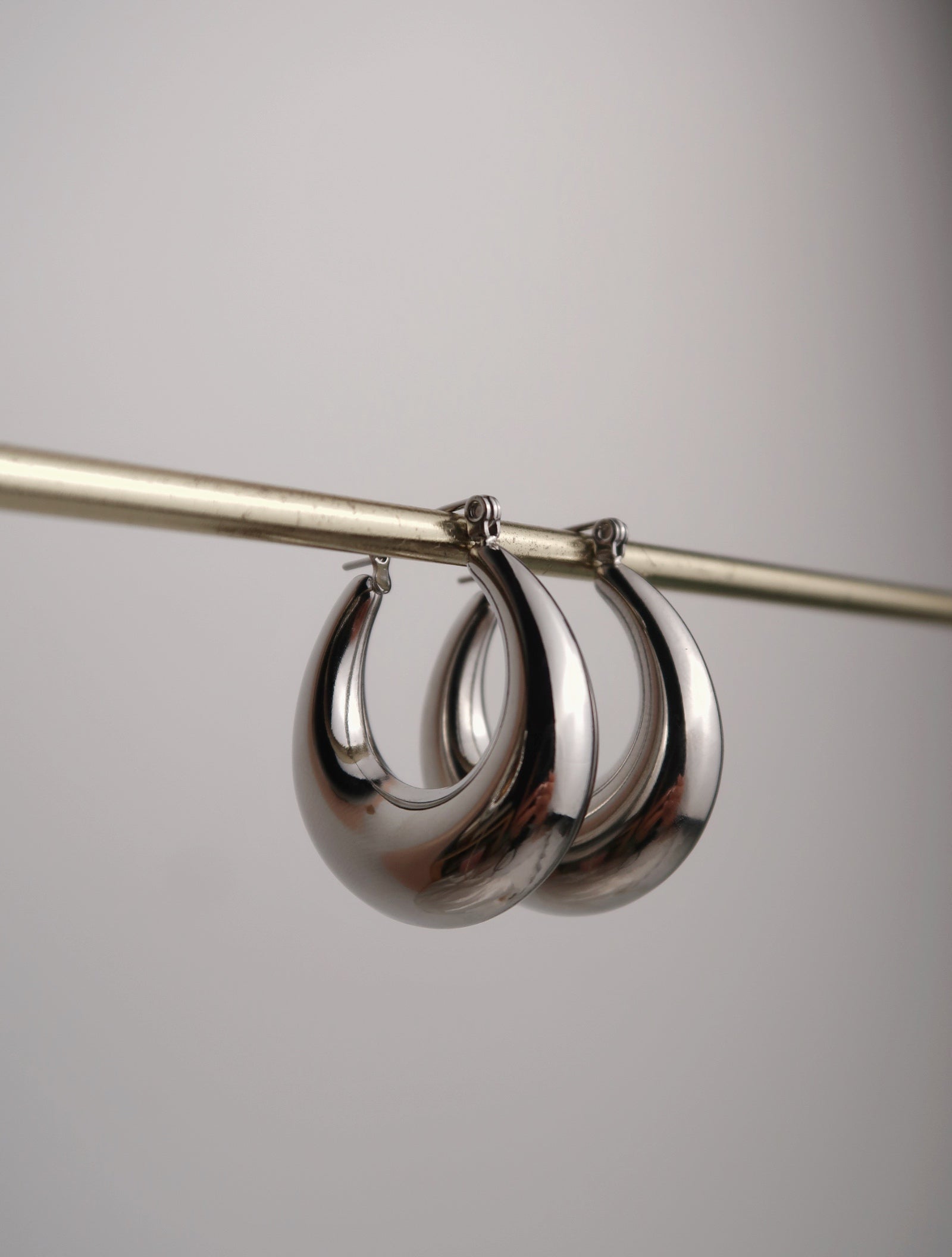 OLIVIA SILVER HOOPS - Esah and Co